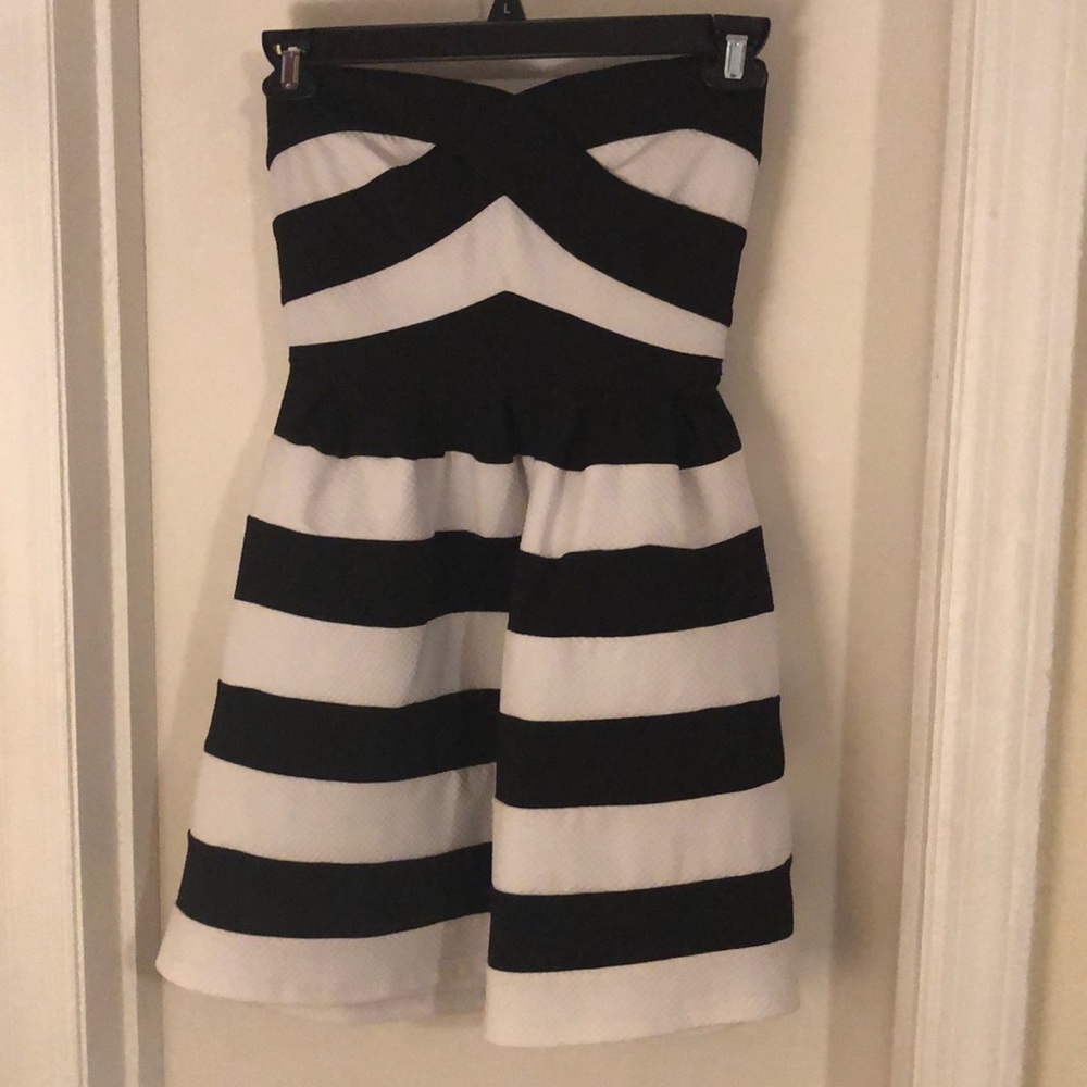 Cals sweetheart neckline strapless dress